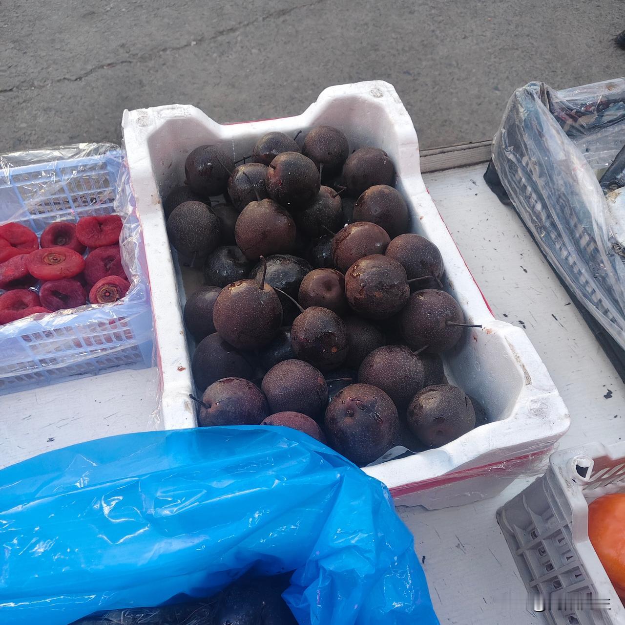 咱黑龙江人过年，
那指定离不开大冻梨和刀鱼！
窗台外冻得黢黑的冻梨，
凉水拔透了