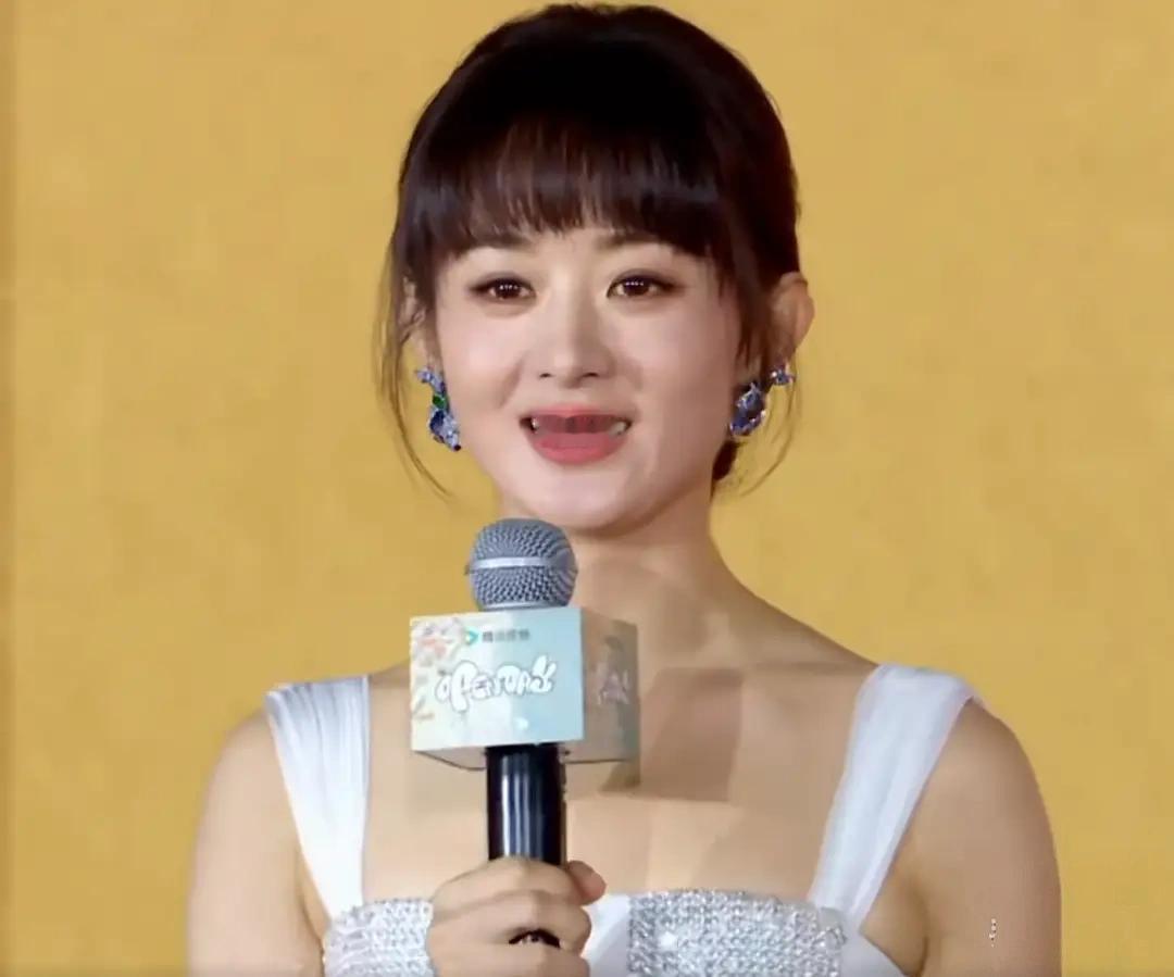 他们说赵丽颖这次齐刘海搭配白色礼服的造型一点都不洋气，土土的。真的不好看吗？我咋