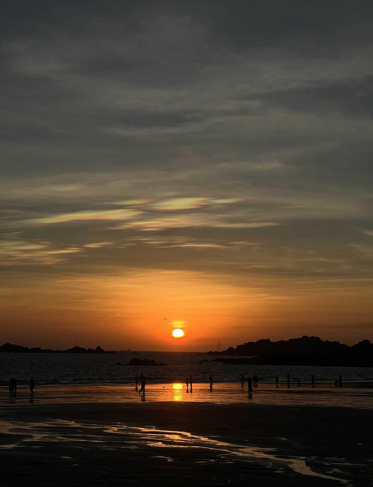 莆田｜湄洲岛🌅
25年的夏末邂逅了一场浪漫的日落，像是误入爱乐之城中的蓝调时分