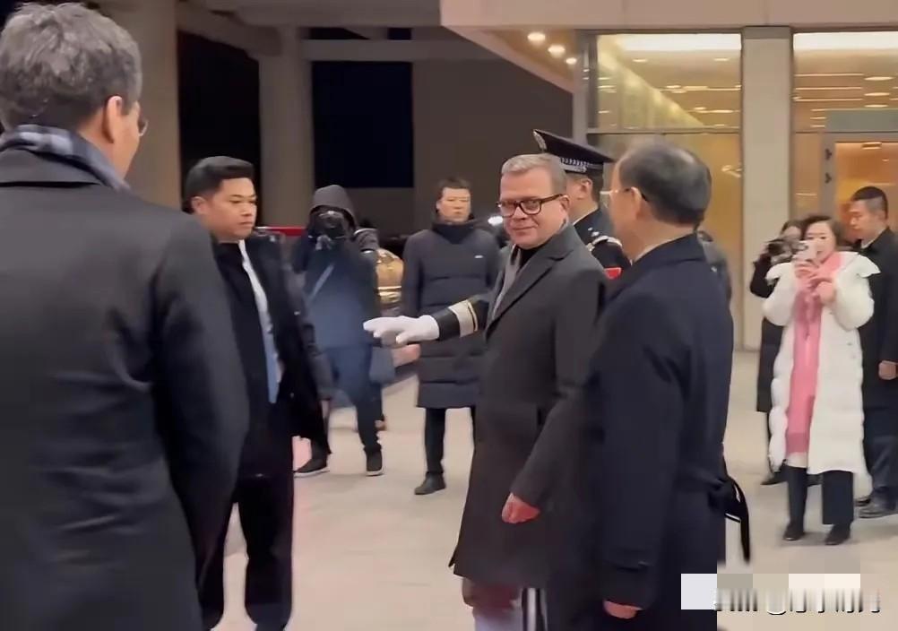 1月25日凌晨，芬兰总理奥尔波抵达北京。他的访华行程很有意思，不仅早于英国首相斯