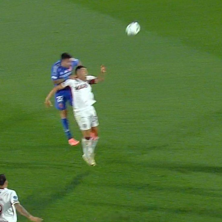 南美杯半决赛当晚争议：🇦🇷卡多佐犯规了吗？➖ 在对阵智利大学的比赛中，拉努斯