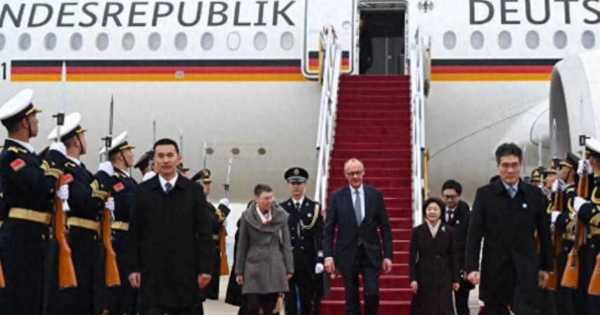 2月25日，德国总理默茨访华落地后的“第一声官方表态”来了。

在检阅完仪仗队后