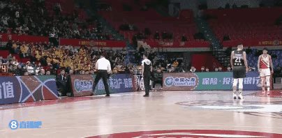CBA新晋主教练，能力不详，脾气来凑。不爽裁判判罚，愤怒摔衣，领技犯，这是得不偿