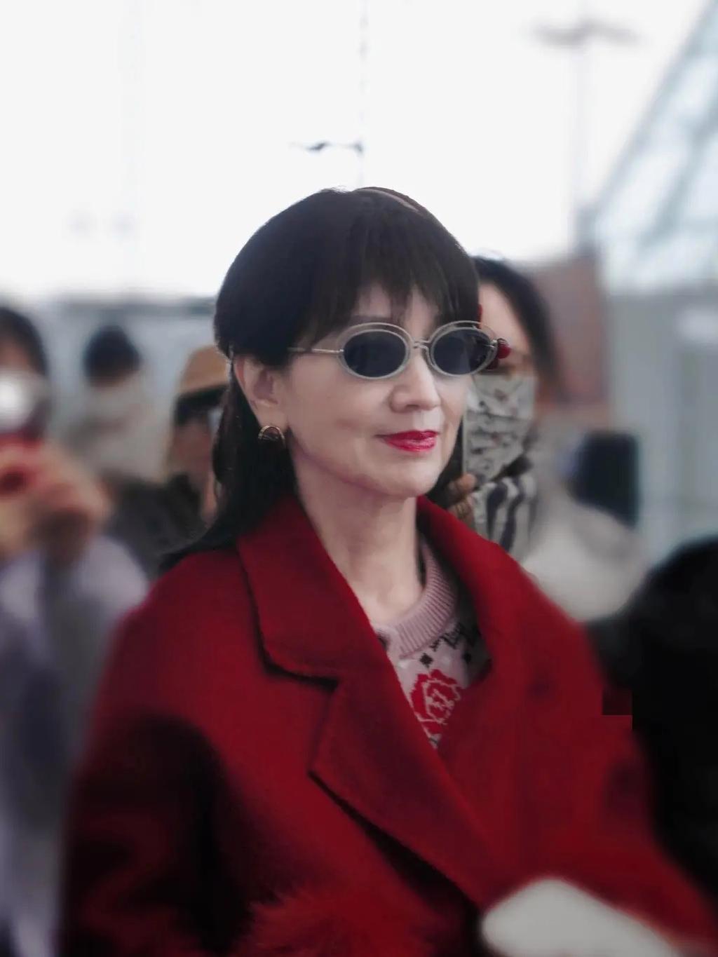 72岁的赵雅芝一袭正红大衣惊艳虹桥机场，挺拔身姿与法式贝雷帽演绎不老优雅。网友惊