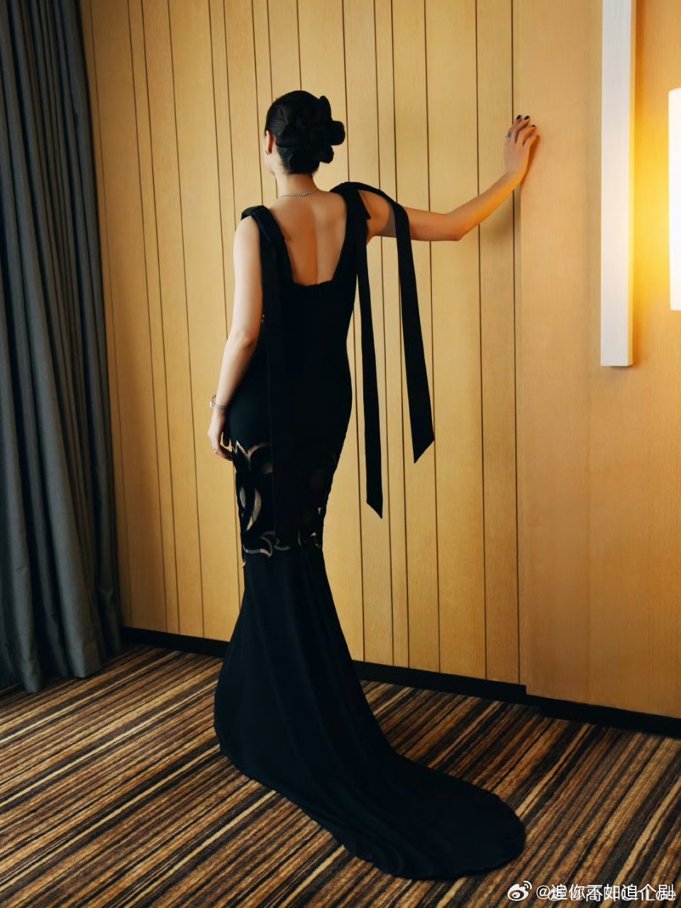 高叶 火急火燎开工了高叶也太像赶早八的我们了！一边找工服一边急着开工，小蜜蜂套装