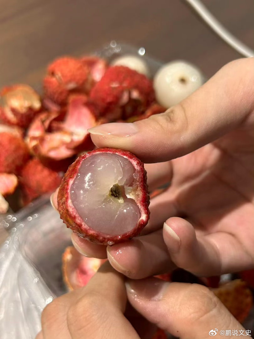 活荔枝 死荔枝新鲜荔枝树枝那端是白色的，时间久了的就变黑了，有的还会有碎末 