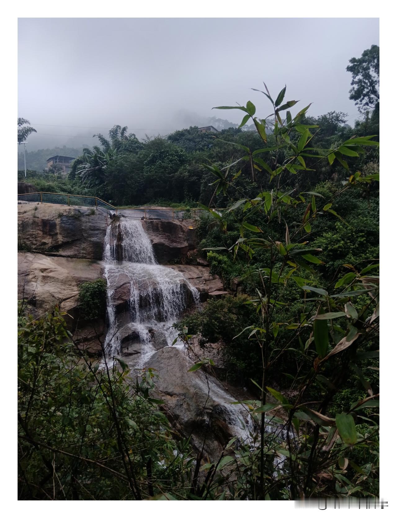 今年雨水多，山里的瀑布看上去壮观多了。