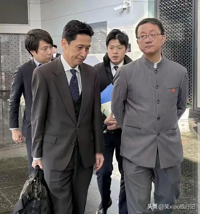 刘劲松司长背手、插兜，各种猜测全都错了。
刘司长一脸严肃，插兜、背手、挺胸抬头，