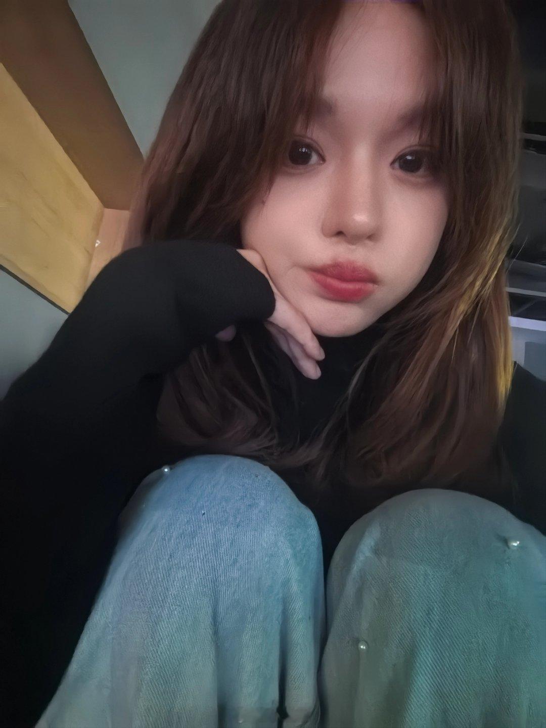 黄霄雲在AG主场观赛黄霄雲刚和朋友看完演唱会，转眼就来AG赛场加油助威，也太可爱