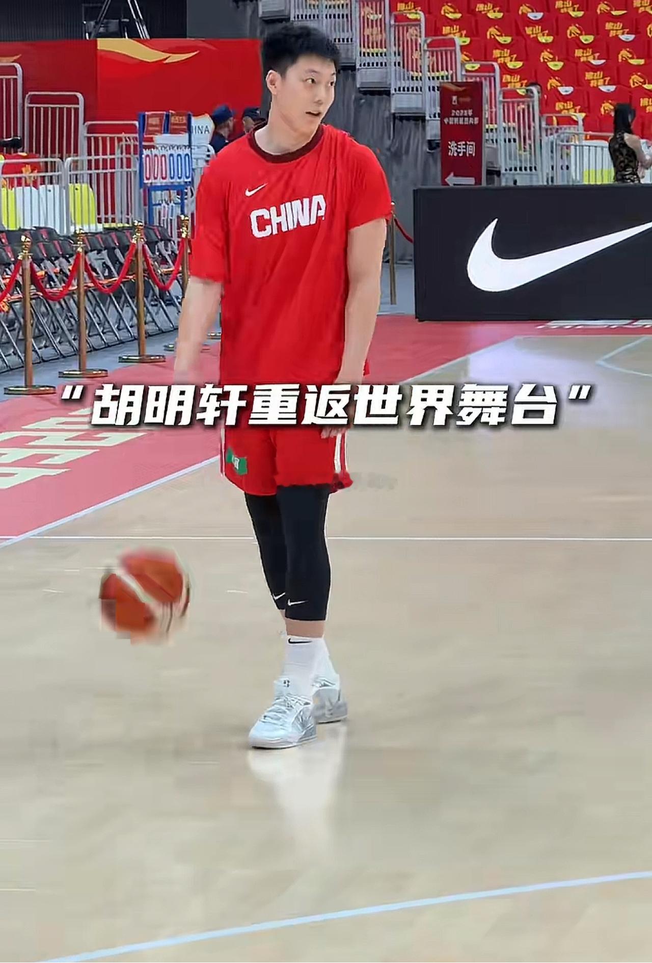 中国男篮VS卡塔尔男篮 胡明轩也算三朝老将了，见过大场面了。技术上不多说，心态上