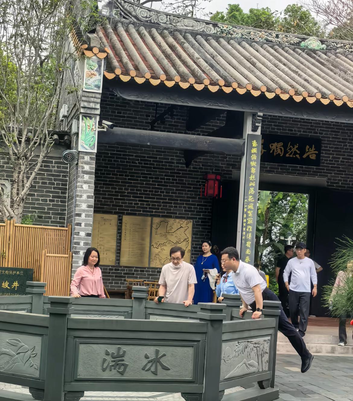 成龙和儿子房祖名终于同框了，而且还是在中国，关键是旁边这个人物，真的是大咖啊！