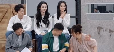 秦海璐好像教资考官奋斗吧人生海璐老师估计也挺无奈，认真工作呢，突然被考生用才艺“