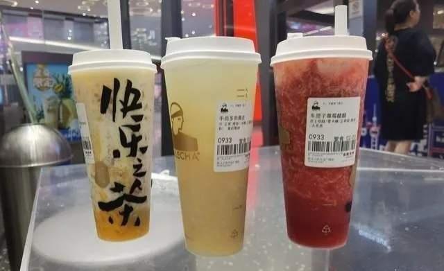 一位安徽池州的女士，在古茗奶茶里喝出了疑似“血痰”的红色漂浮物，你说这奶茶是喝呢