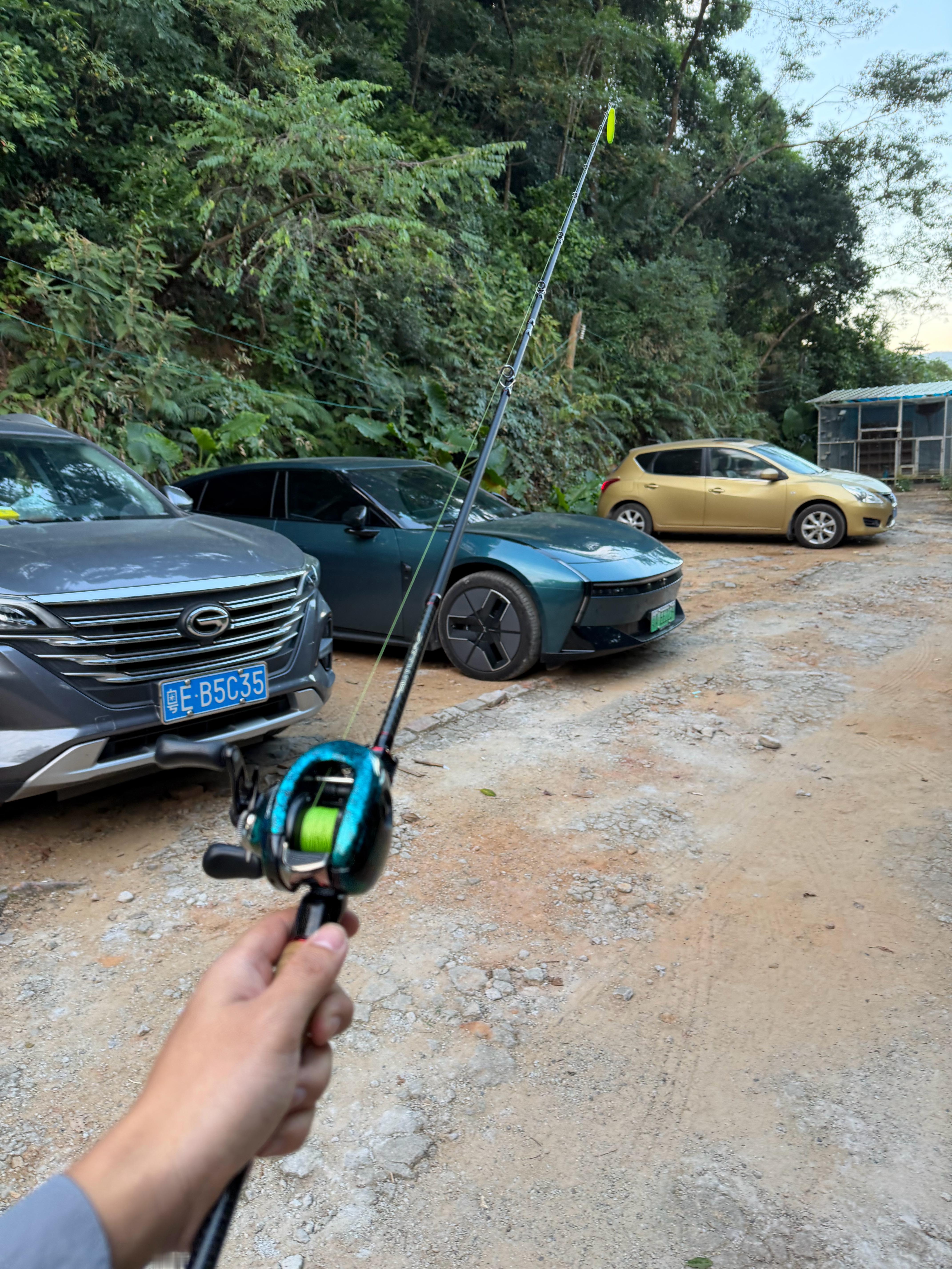 跑山里钓鱼还能遇到小鹏P7 