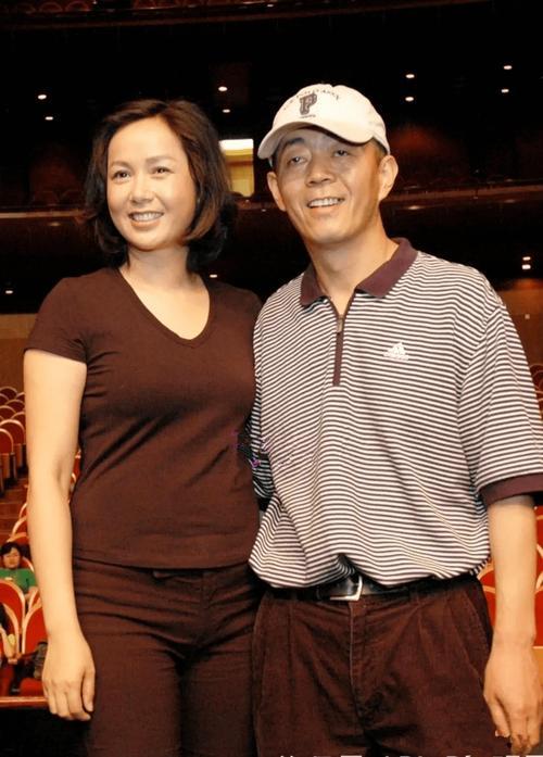 有谁和我一样把这男的看成六小龄童的，
仔细一看导演顾长卫，他旁边的蒋雯丽脸圆润
