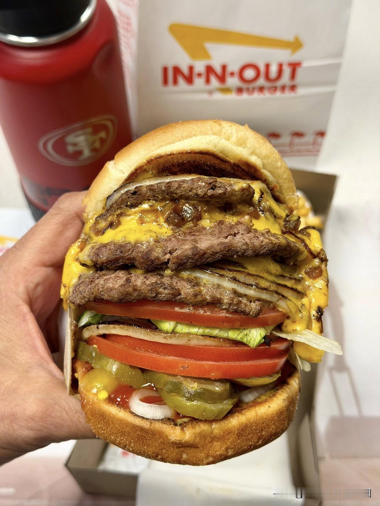 三层肉超级巨无霸
In-N-Out的隐藏菜单
下次你也试试这样点[呲牙]
