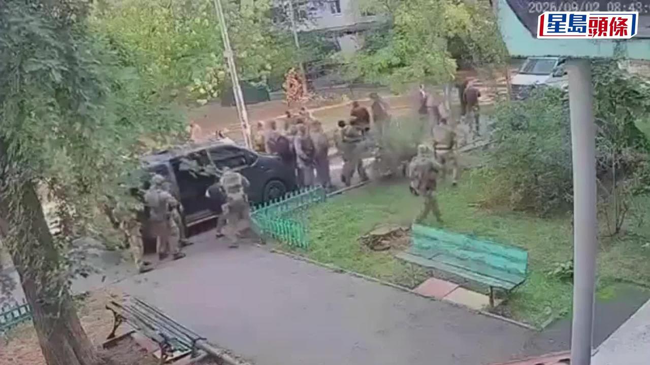 泽连斯基，现在很羡慕普京。
普京遇到瓦格纳集团叛变，能重拳出击，而泽连斯基的两个