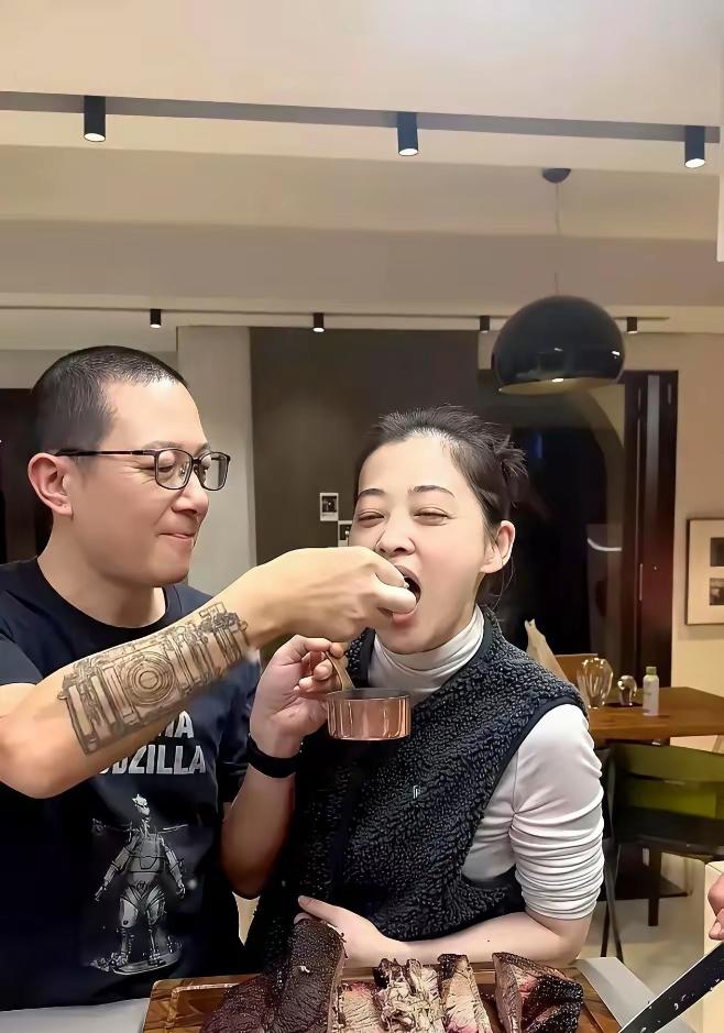 梅婷的豪宅火了！刷到梅婷分享的日常，这生活实在太令人羡慕了。
 
她在北京住着上