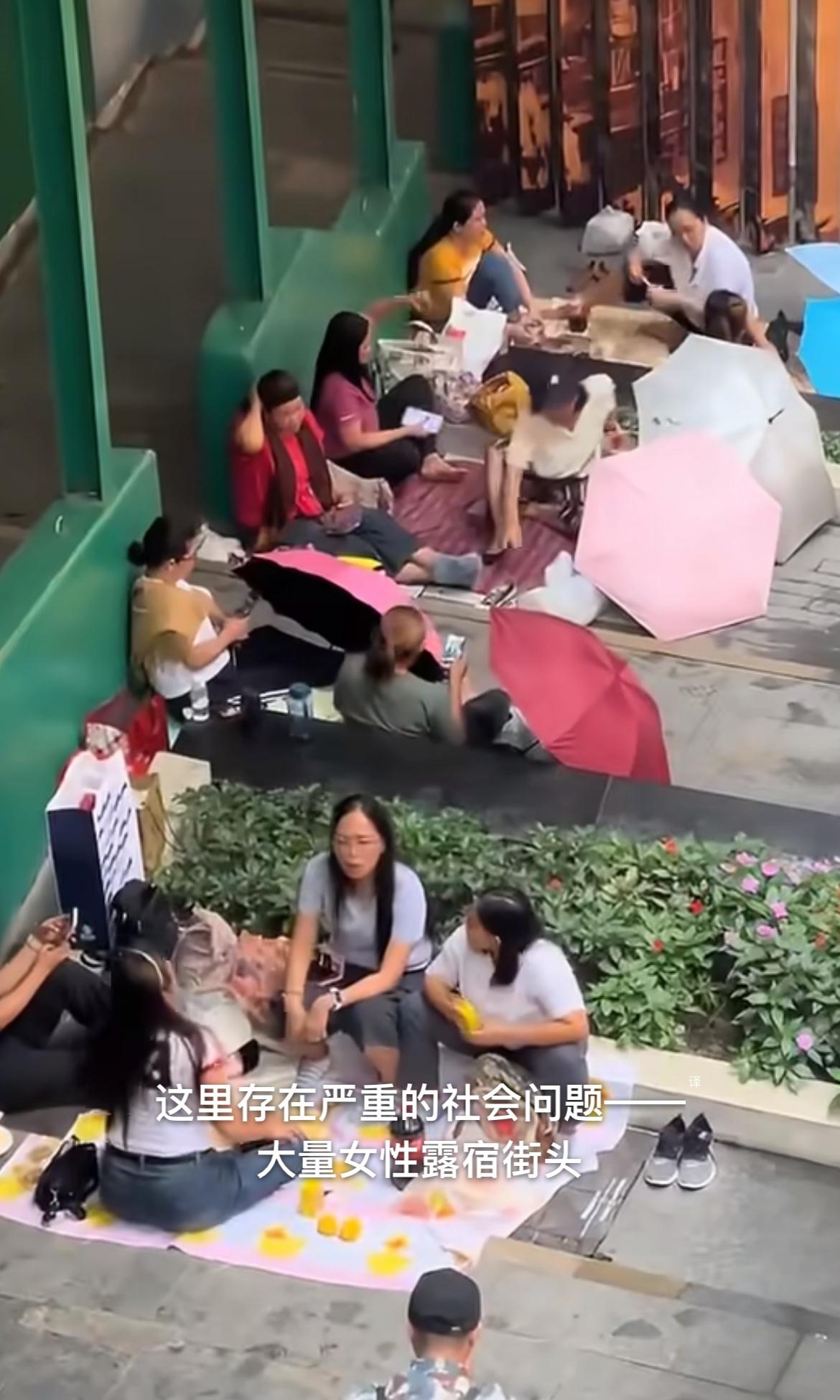 外国游客吐槽香港人最爱的菲佣姐姐露宿街头影响市容，看起来环境非常的脏乱，但本来就