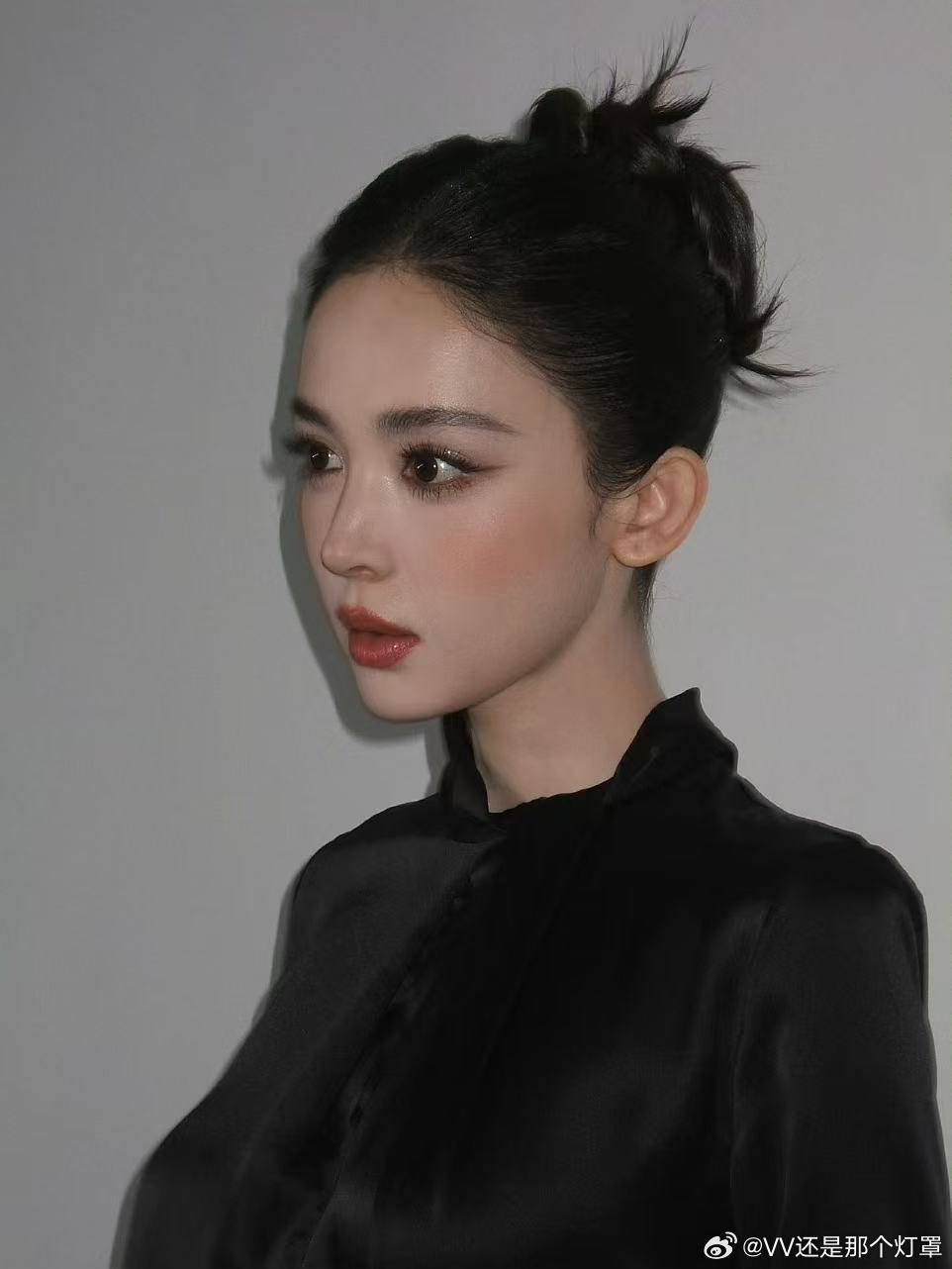 李昀锐古力娜扎活动同框娜扎出图👇很松弛，这姐参加活动脸基本没崩过。 