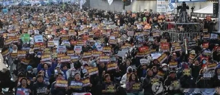 首尔持续出现大规模抗议！高喊“李在明下台”，他到底做错了什么？

从10月3日以