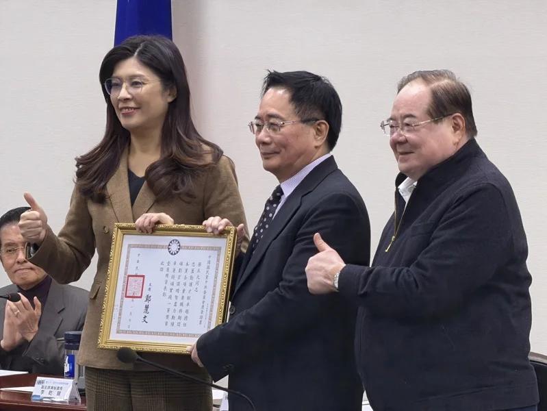 郑丽文为蔡正元授勋了
国民党前立委蔡正元三中案二审确定，即将入狱服刑。国民党主席