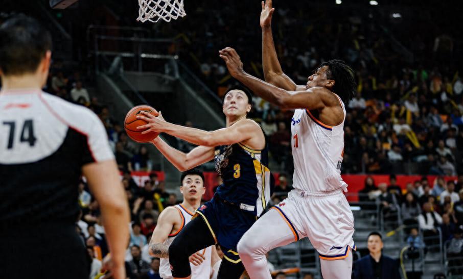 40分惨败后又输了10分！广东惨遭上海双杀：杜锋恐裁掉萨林杰？

CBA常规赛第