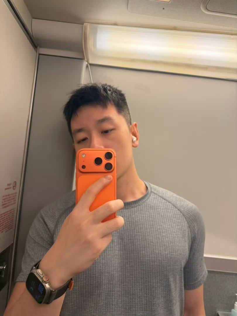 思慕社字母    爱上一个人，就像是心底最柔软的角落被他占据。从此，世界的风雨都
