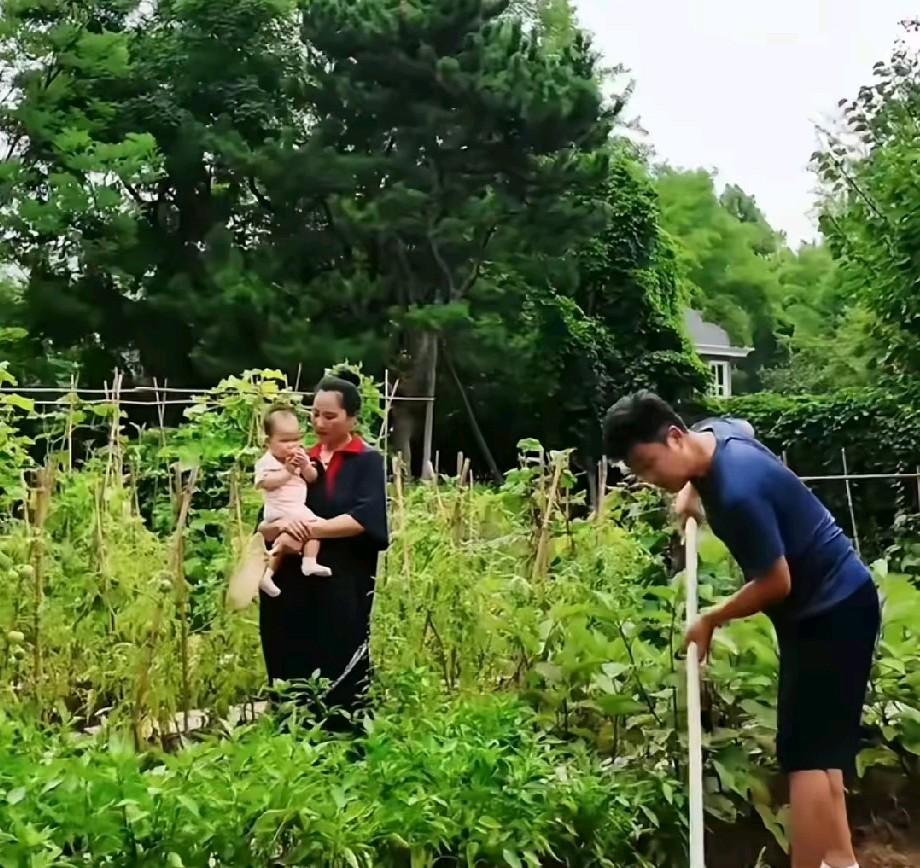 耿为华老师自从有了小宝之后，每天都很忙碌，也很开心。他和妻子现在定居在河北的一个
