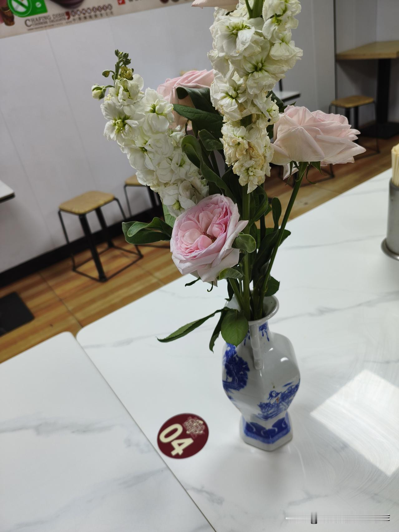 今早店里来了个师傅吃早饭，端着碗豆浆就跟我念叨：“唉，俩娃实在管不住，叛逆得很，