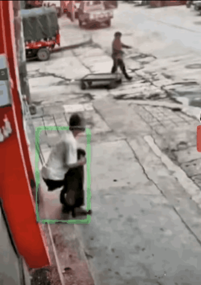 这是某地监控捕捉到的离奇场景……一位独腿男子拄拐起身，竟用仅剩的右腿猛踹路边电瓶