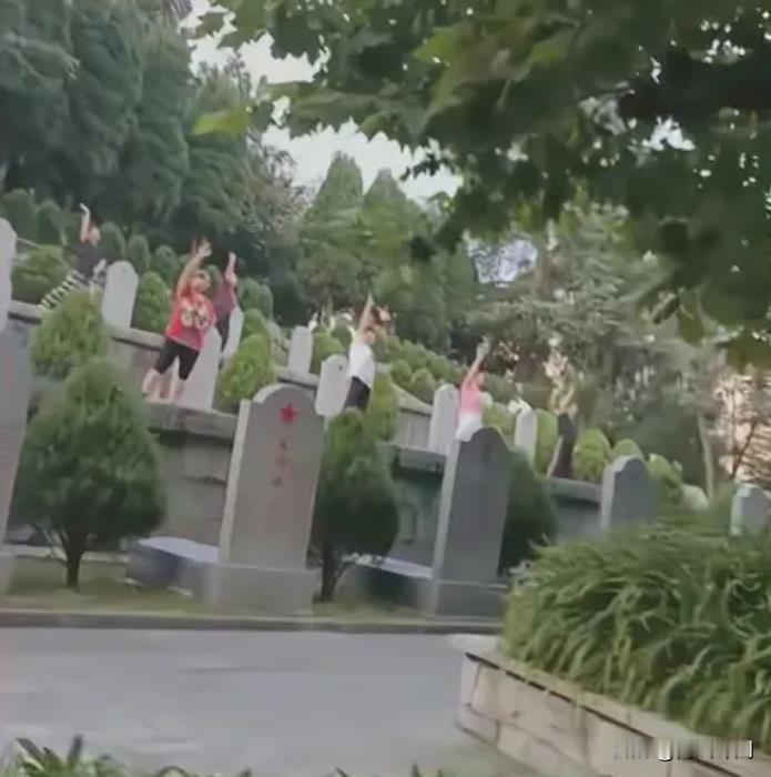 红军烈士陵园惊现广场舞？大妈们的行为引发热议！
在云南昭通市威信县的红军烈士陵园