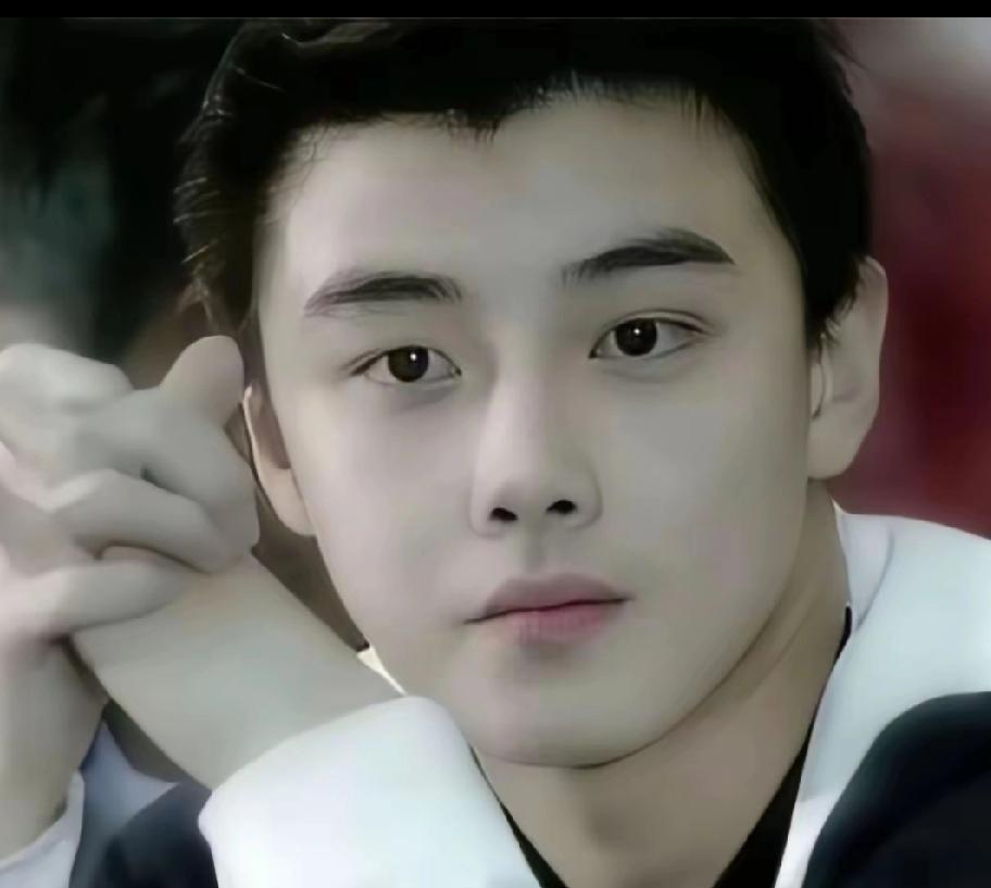 刷到这张照片，不说是谁，你敢信这是年轻时的王皓吗？✨
 
真的帅到没边了！剑眉星