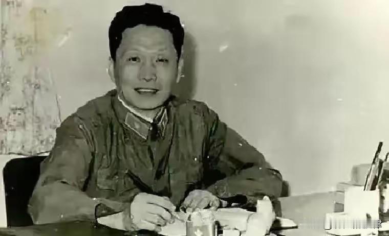 1949年绝境起义！国军少尉驾机投奔解放区，迷失航向、燃油耗尽，落地后全场震撼
