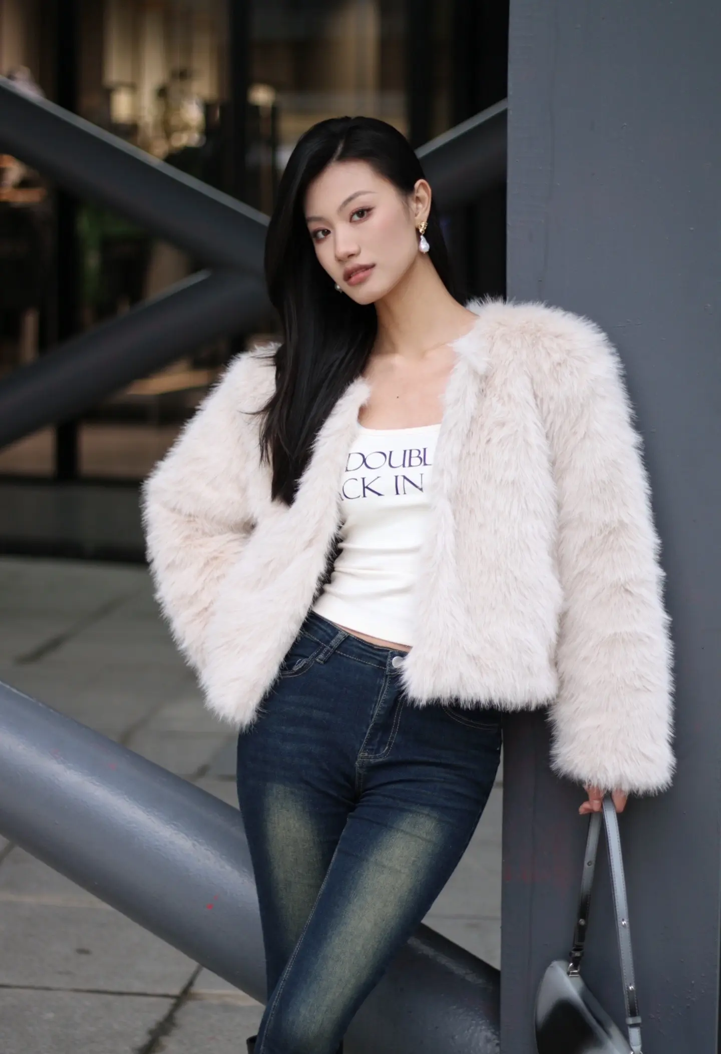 我这套造型一定会风靡万千少女。听说老婆们喜欢看我穿皮草^ - ^