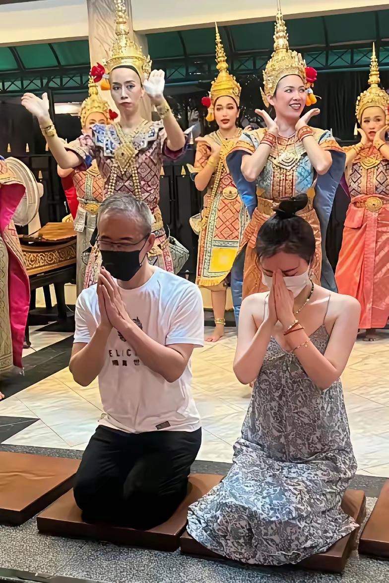 一个企业大佬，
一个漂亮富太，
不知道这两人还有什么需要祈求的？
如果非要求，可
