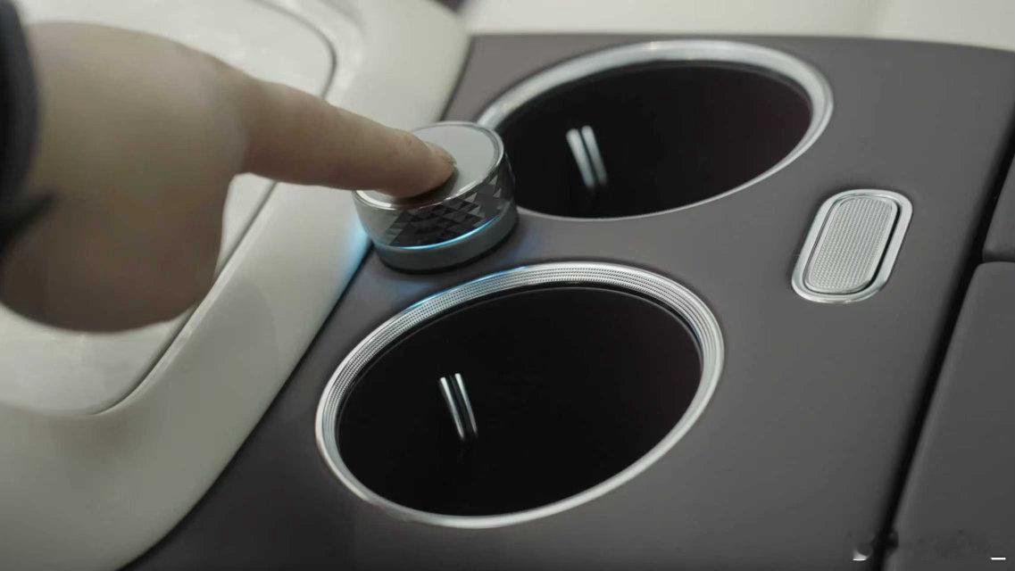 问界M6搭载可DIY副驾灵感橱窗颜值与实用双在线！问界M6灵感橱窗自带氛围灯，磁