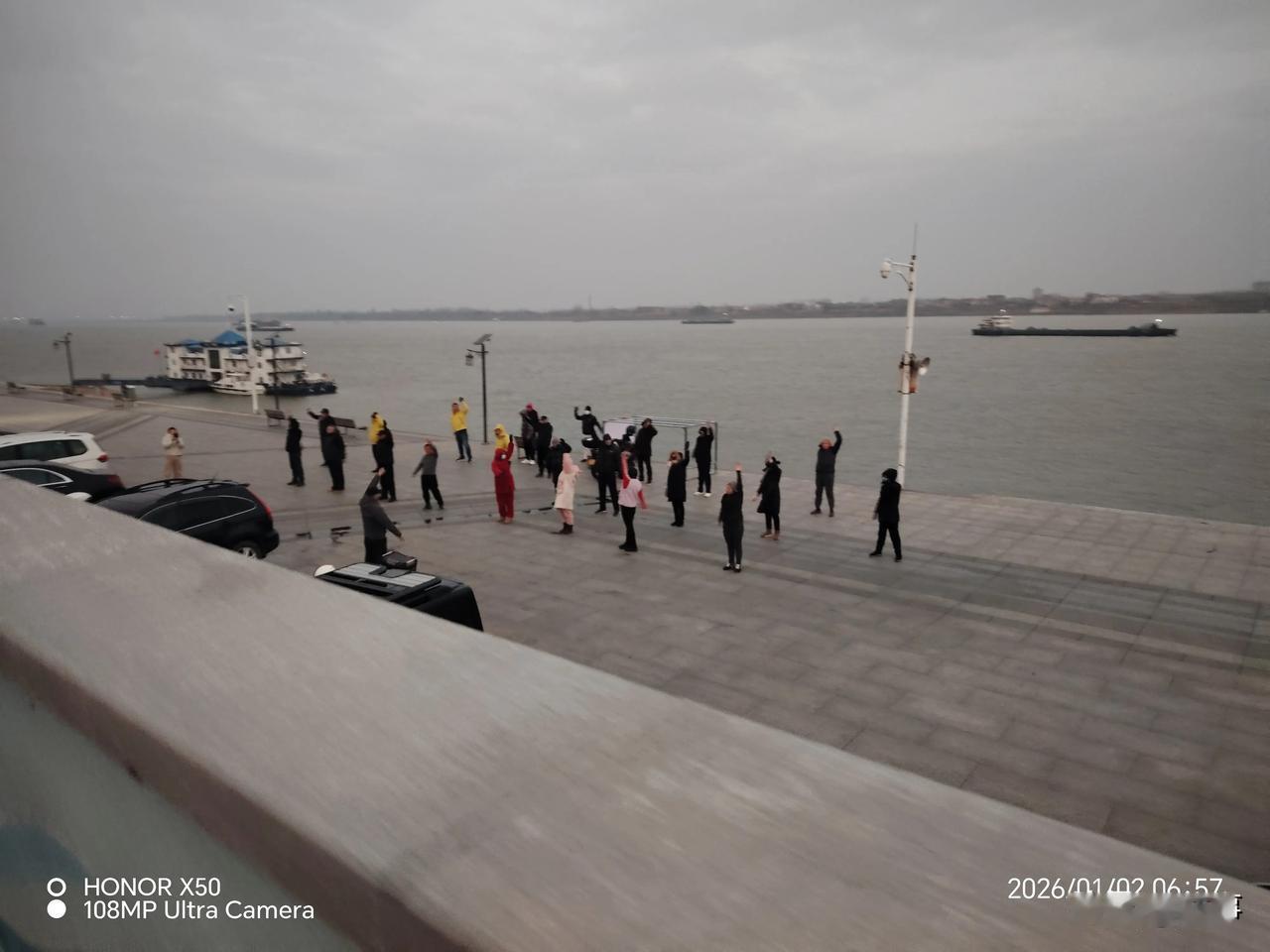 记录我的20262026年1月2日长江岸边晨练