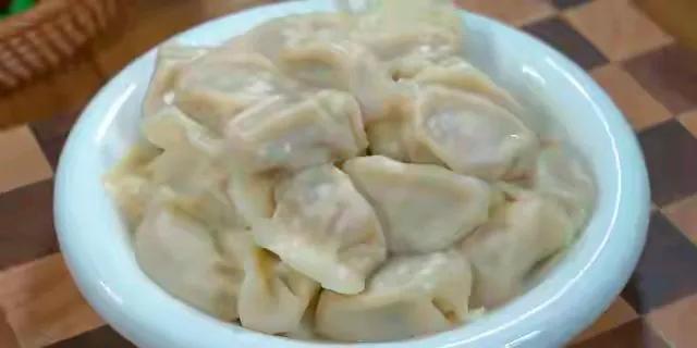 速冻水饺6元一斤？猪肉现在多少钱一斤？

问过一个做速冻食品的亲戚。他说：配料表