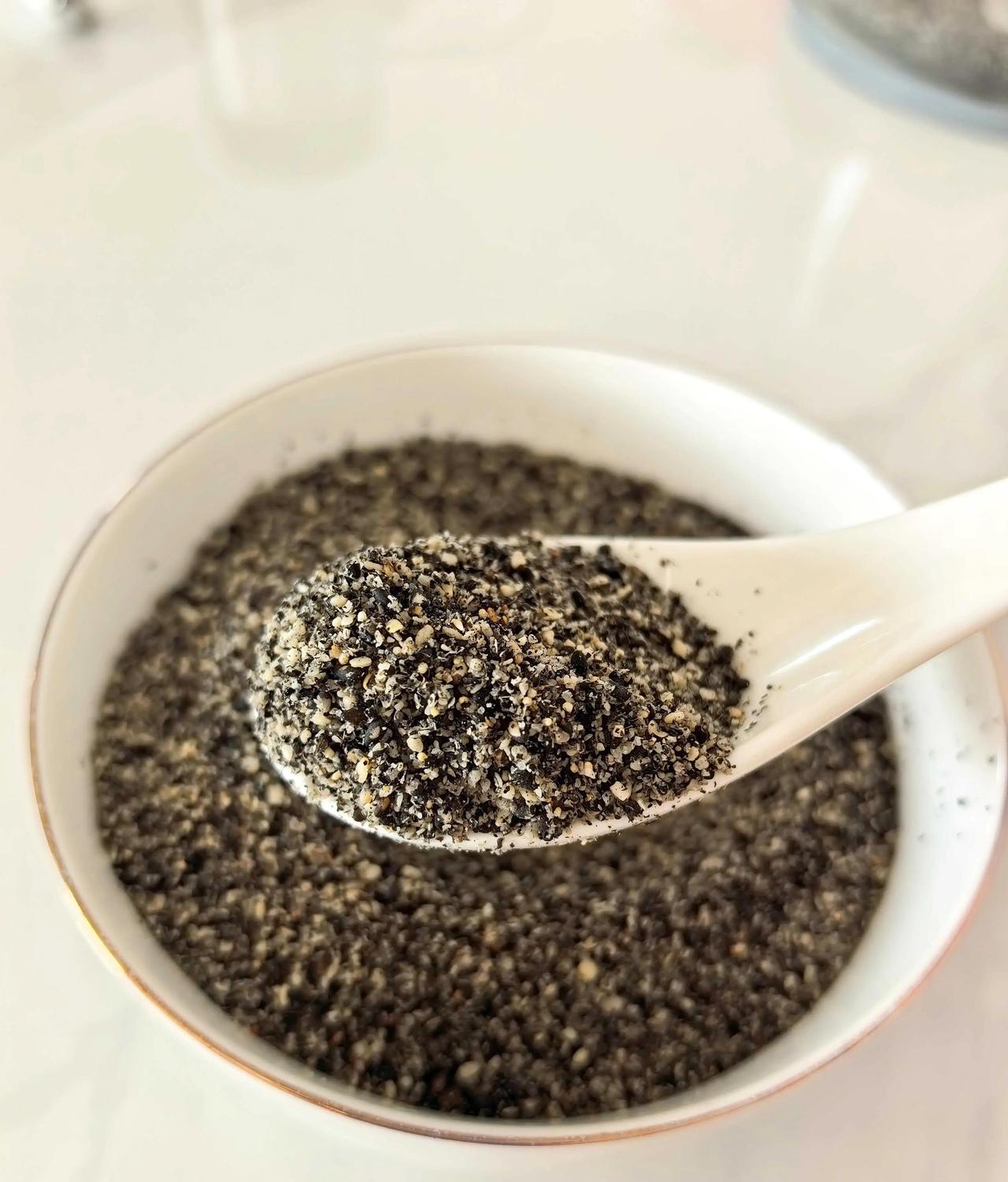 前几天回娘家参加表弟婚礼，刚进门就被七十多岁的大姨拉着帮忙递东西，她脚步飞快、嗓