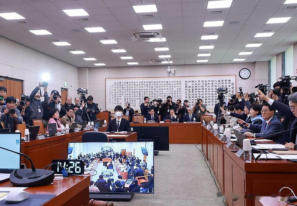 19日，韩国因涉嫌“内乱主谋”被起诉的前总统尹锡悦，将在曾判处全斗焕死刑的首尔中