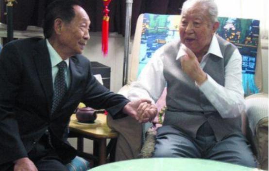 2006年，袁隆平到北京出差时，特意去看了身体欠佳的华国锋，当时华国锋不太愿见客