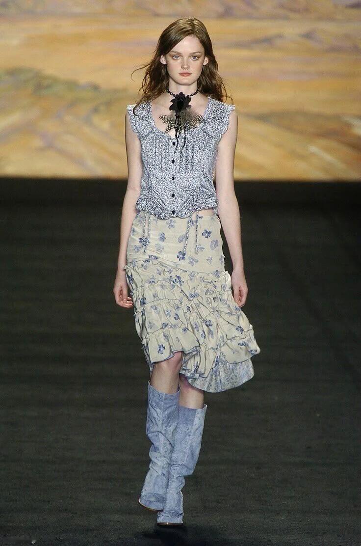 ANNA SUI 2005春夏西部波西米亚复古系列以美国西部荒漠为灵感基底，融合