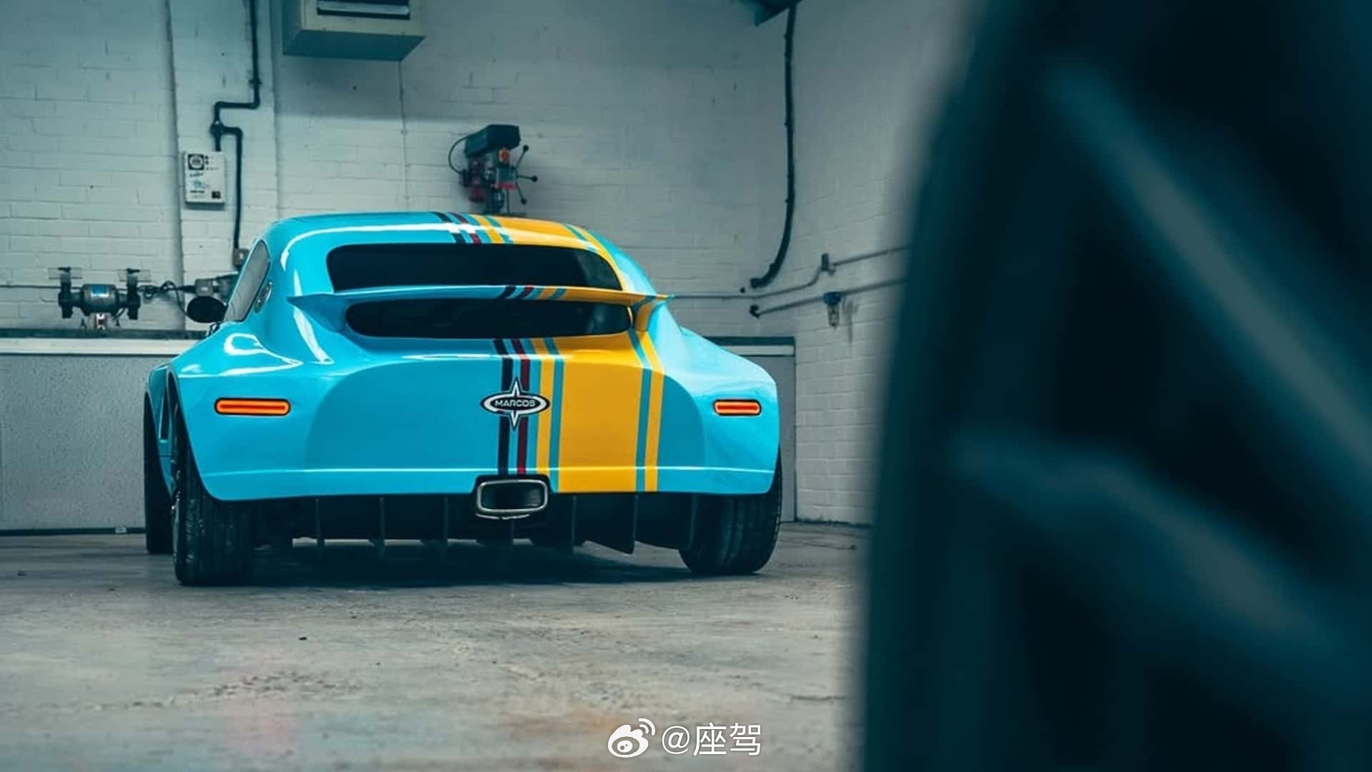 拥有近70年历史的英国小众跑车品牌马科斯在经历多次破产坎坷后，迎来新东家霍华德·