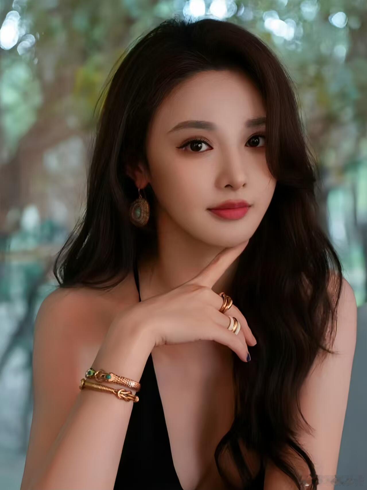 笑死！彭小苒面对“初恋还在吗”直接冷脸：“死了，下一个问题”，这高冷范儿拿捏得死