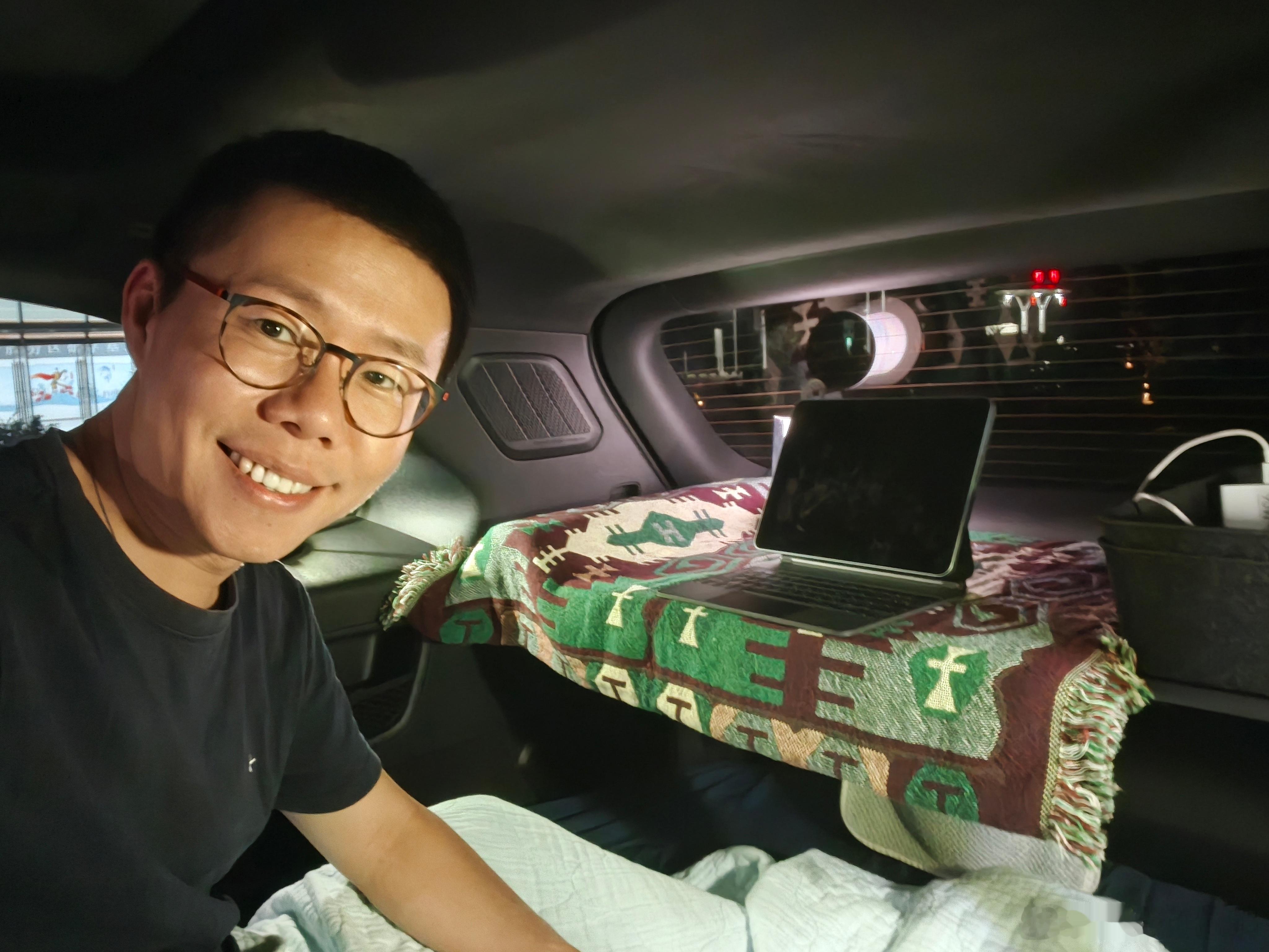 今晚是来服务区干“正事”的……睡觉！