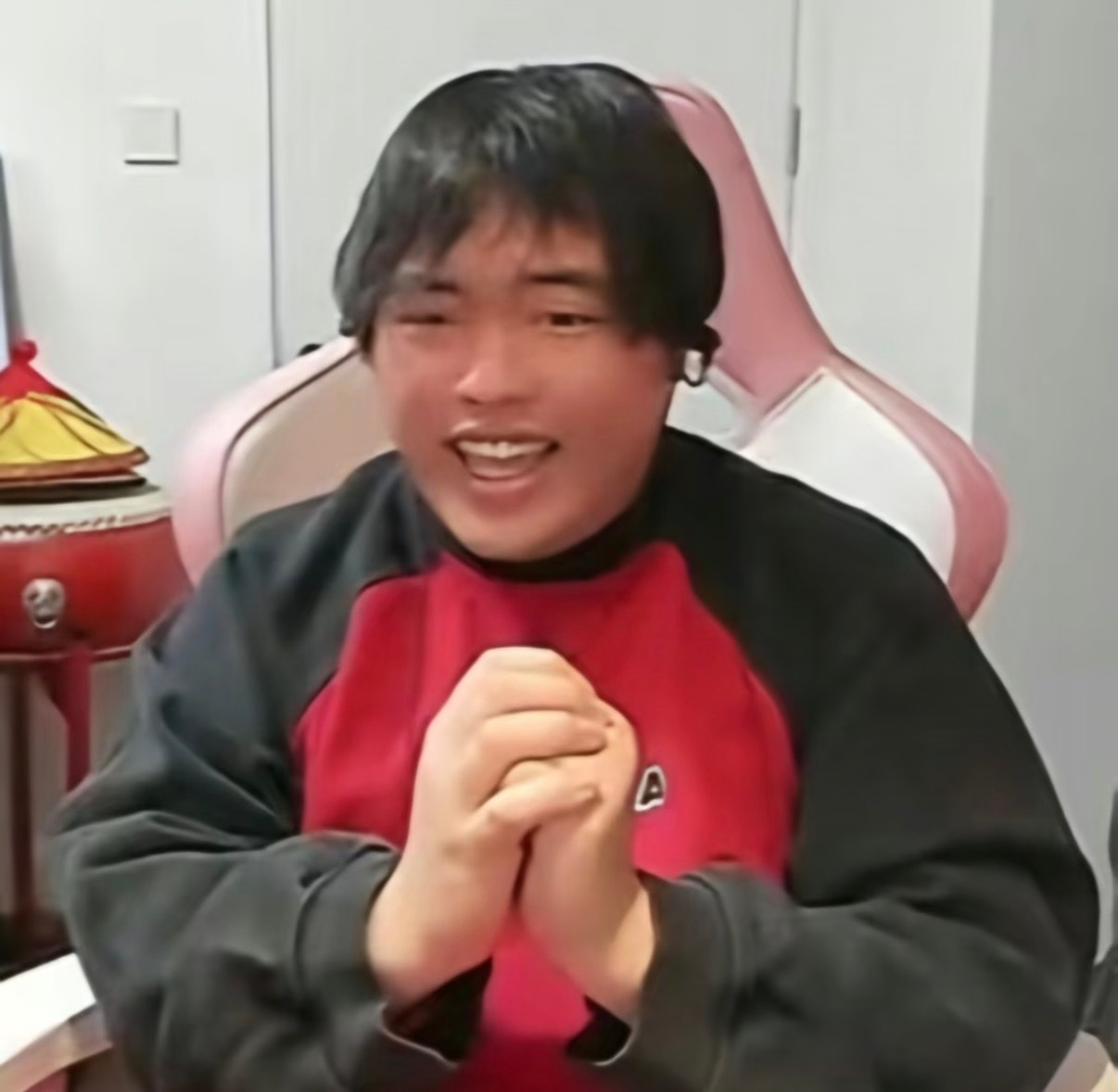 祝大家新年快乐！愿马年平安健康！事事顺利！马上暴富！天天开心！ 