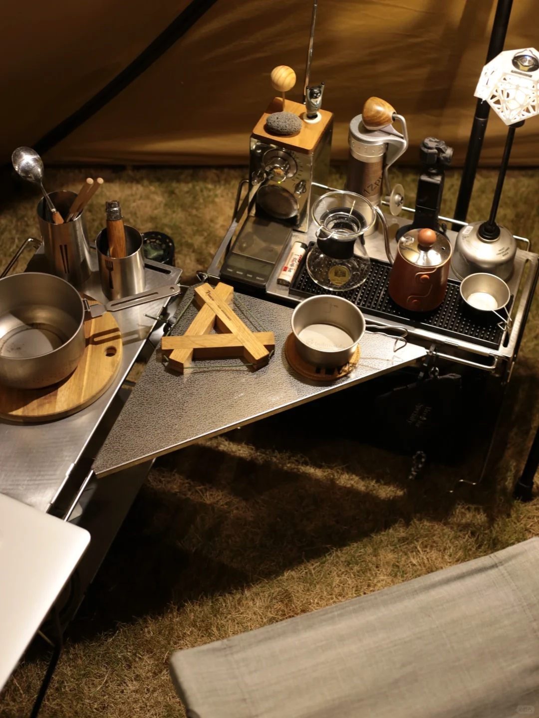 金属小物点亮夜晚的角落