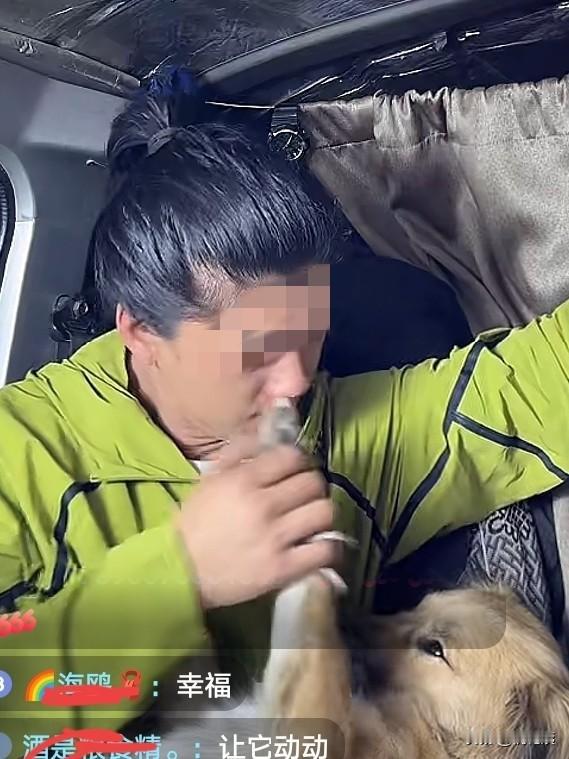 大千世界，什么怪事都有！
今天刷到一个视频，一个男的坐在车里抱了一条狗，还给这个