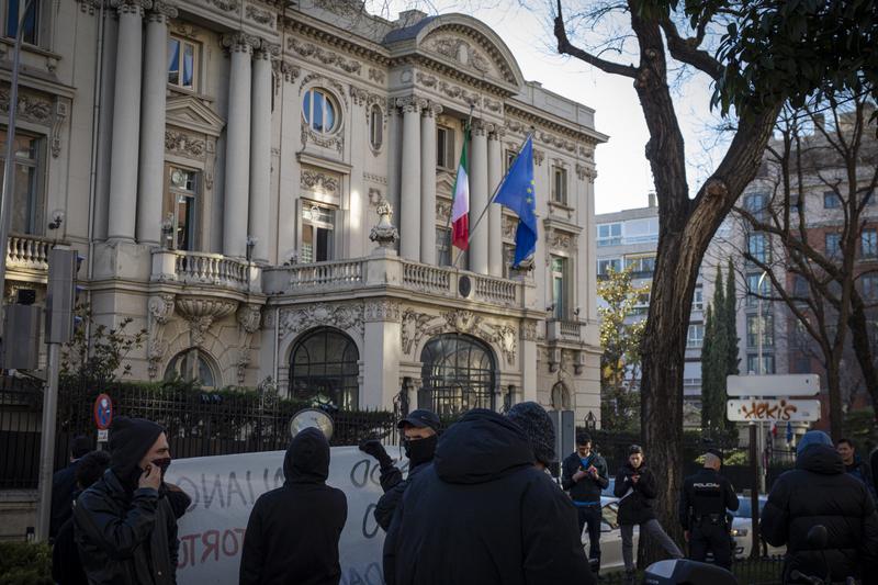 美联社1月31日消息，数百人在米兰抗议美国移民与海关执法局（ICE）人员在米兰冬